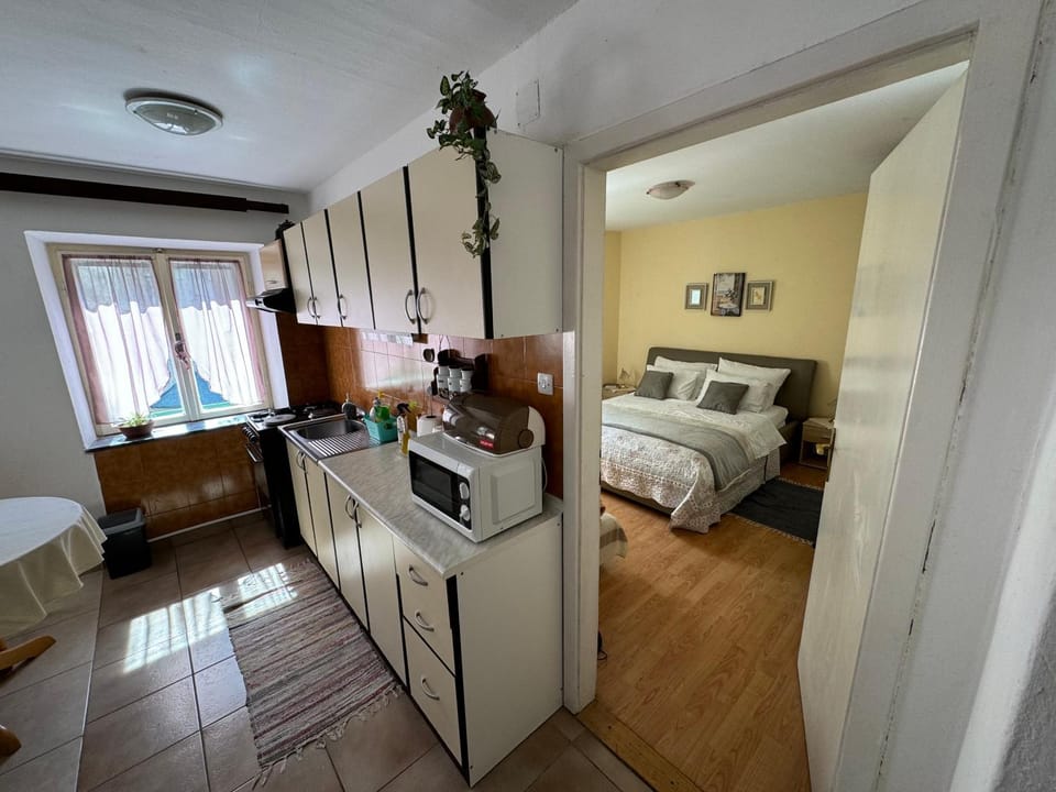 Bedroom, kitchen