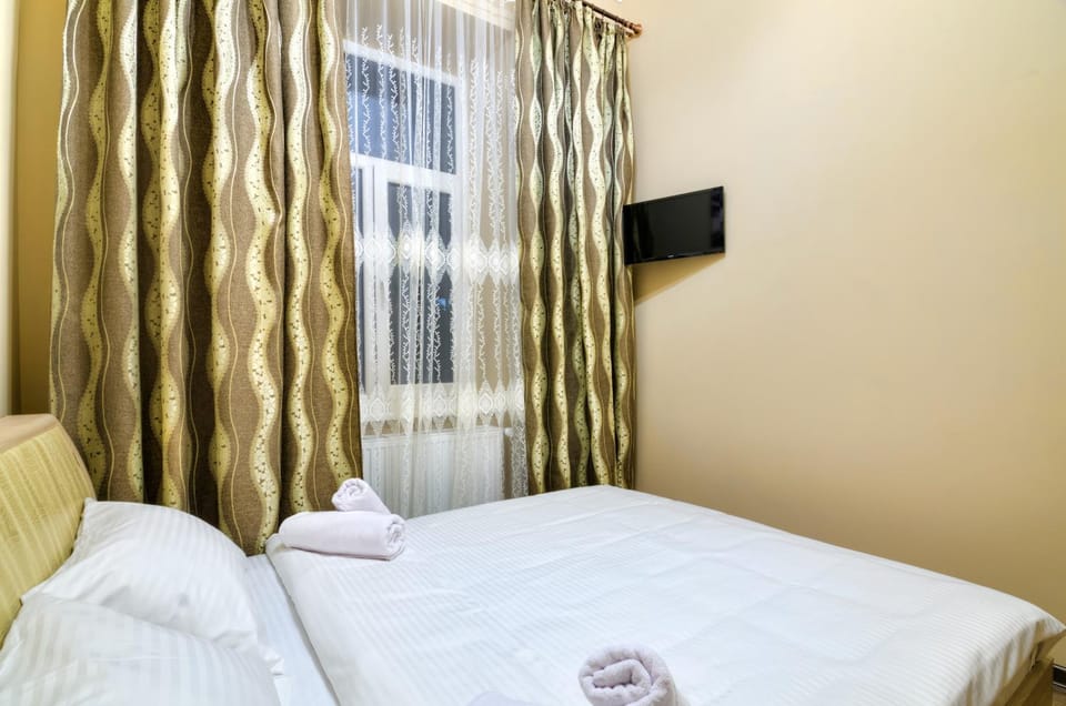 Bed, TV and multimedia, Bedroom