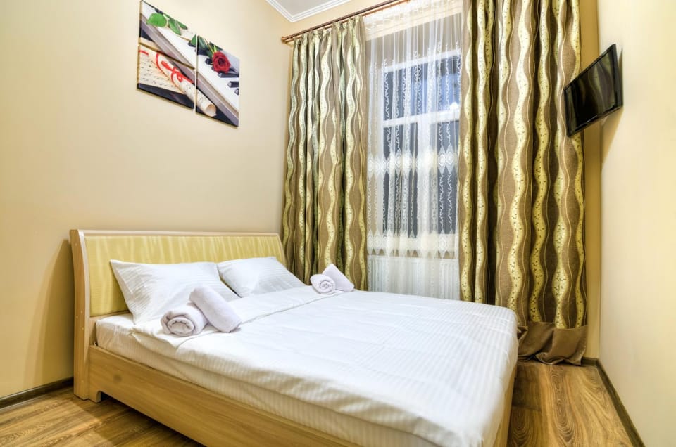 Bed, TV and multimedia, Bedroom