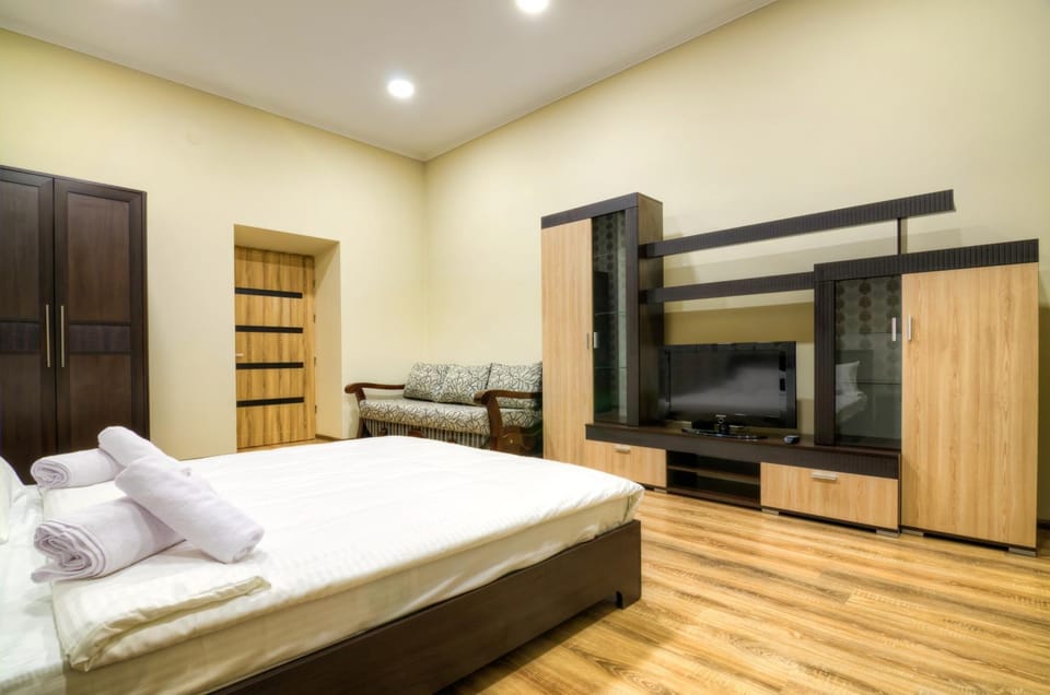 Bed, TV and multimedia, Bedroom