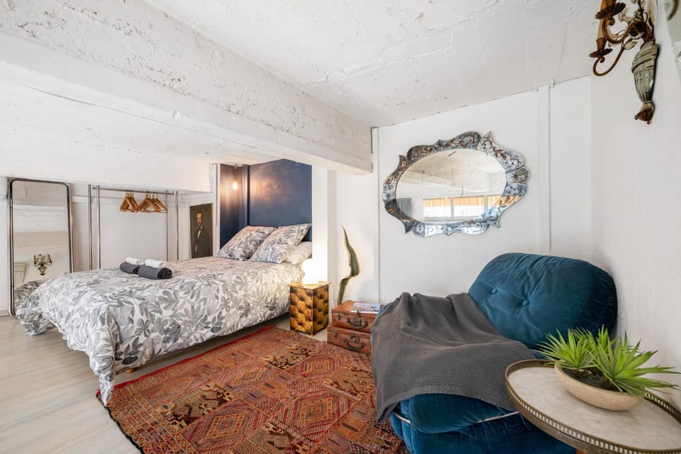 Photo of the whole room, Bedroom