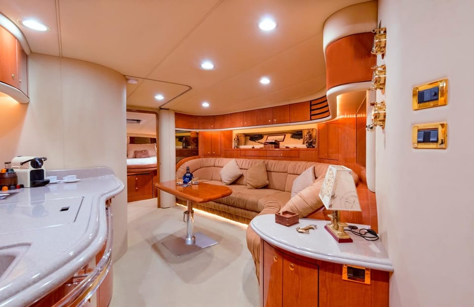 Coffee/tea facilities, Kitchen or kitchenette, Living room, Seating area