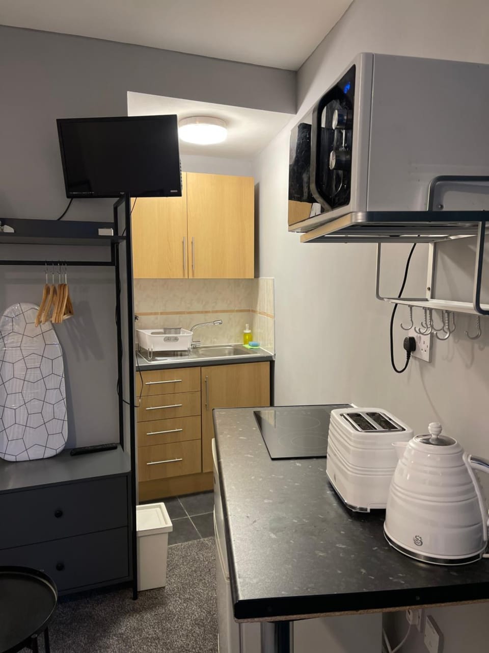 TV and multimedia, Kitchen or kitchenette, minibar, stove