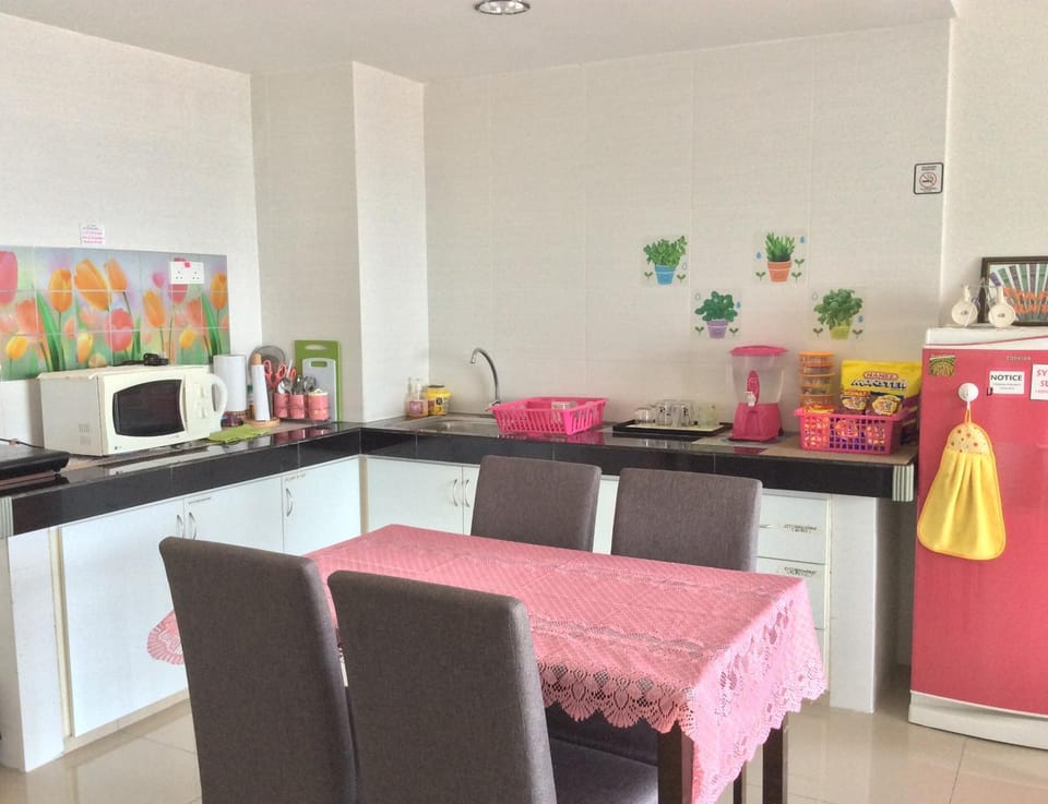Coffee/tea facilities, Kitchen or kitchenette, Dining area, Logo/Certificate/Sign, Meals, Drinks, Non alcoholic drinks