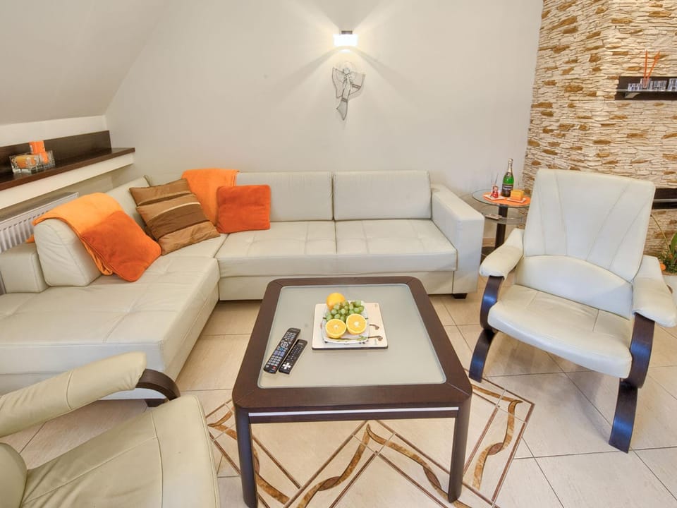 Bed, Living room, Photo of the whole room, Decorative detail, Seating area