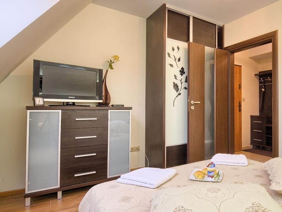 Bed, TV and multimedia, Seating area, Bedroom, Area and facilities