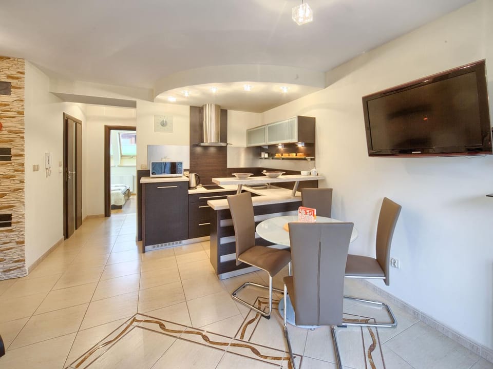 TV and multimedia, Coffee/tea facilities, Kitchen or kitchenette, Dining area