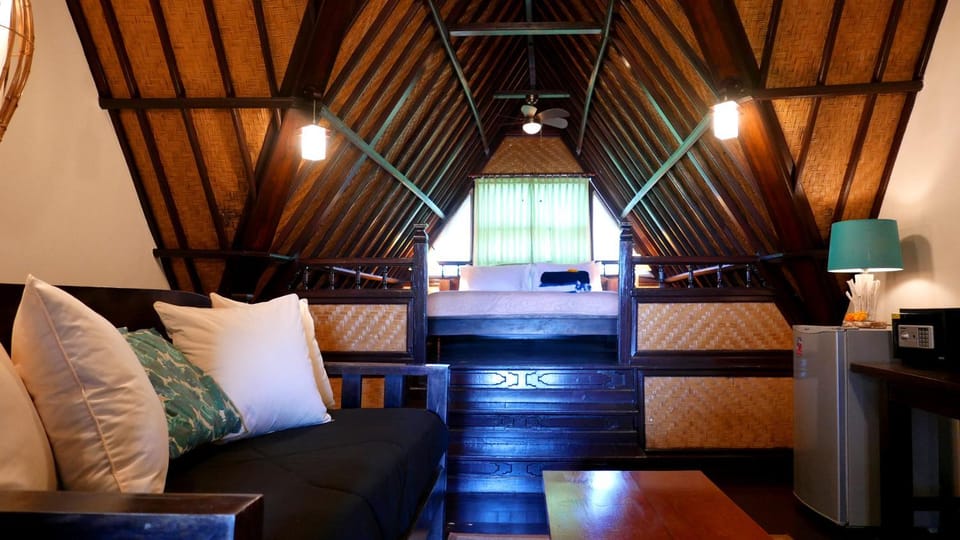 Bed, Seating area, bunk bed