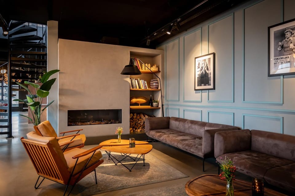 Restaurant/places to eat, Lounge or bar