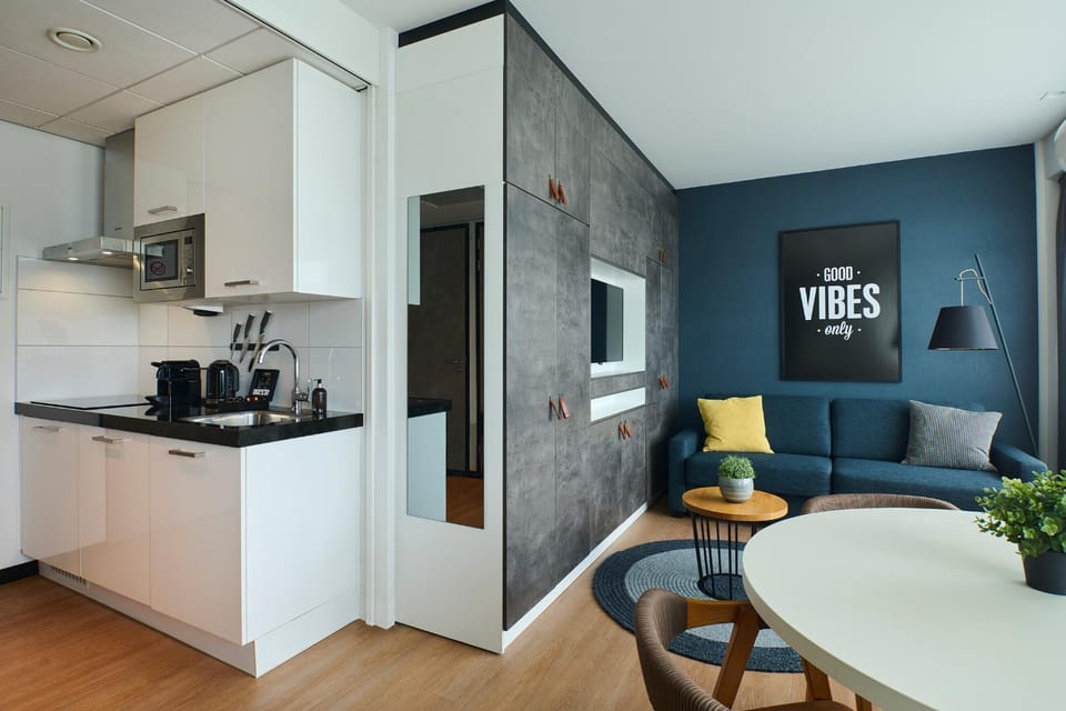 TV and multimedia, Coffee/tea facilities, Kitchen or kitchenette, Living room, Seating area, Dining area, kitchen