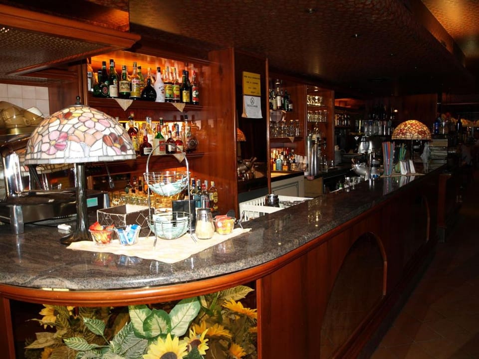 Restaurant/places to eat, Lounge or bar