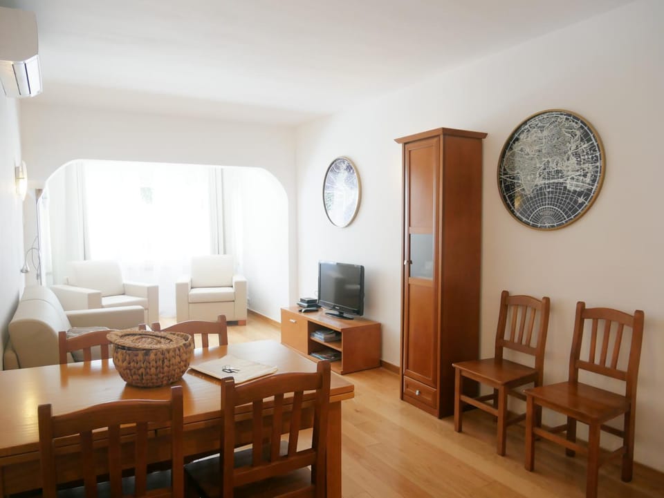 TV and multimedia, Living room, Seating area, Dining area