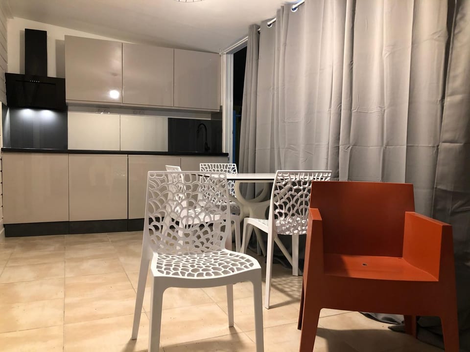 Kitchen or kitchenette, Dining area