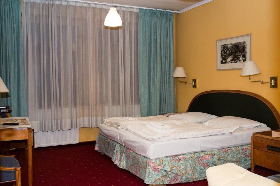 Bed, TV and multimedia, Seating area, Bedroom