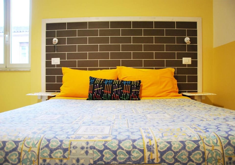 Bed, View (from property/room), Other, Photo of the whole room, Decorative detail, Drinks, Alcoholic drinks, Non alcoholic drinks, cot, bunk bed