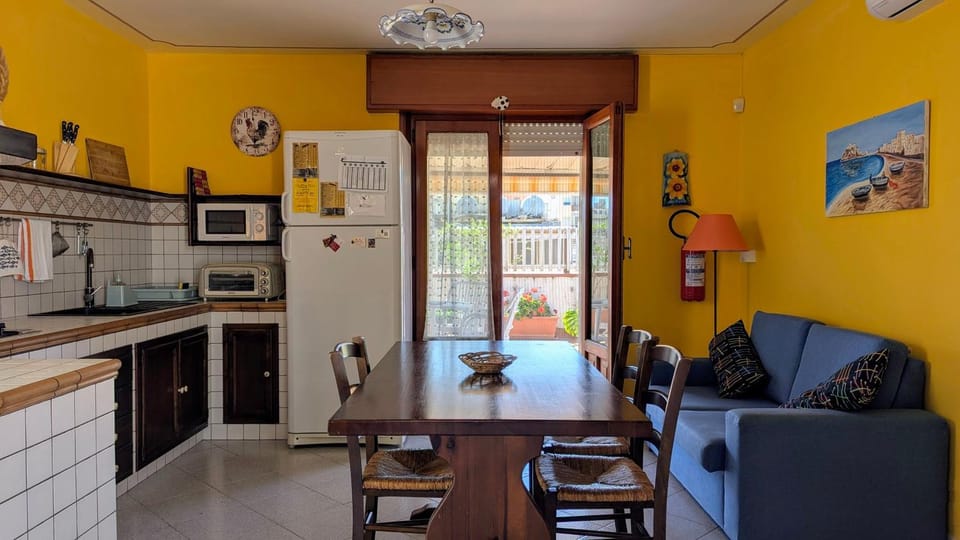 Kitchen or kitchenette, Living room, Seating area, Dining area