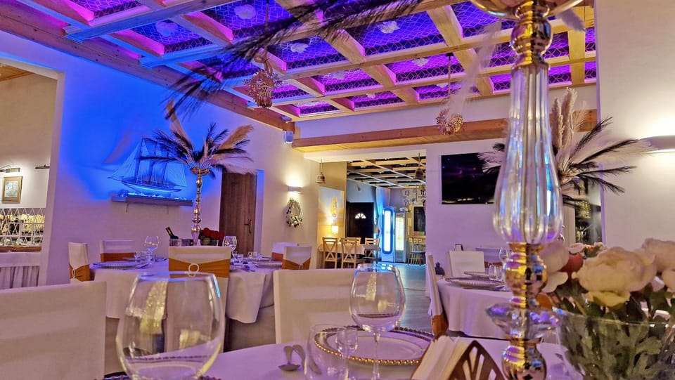 Restaurant/places to eat, TV and multimedia, Food and drinks, Banquet/Function facilities, Seating area, wedding