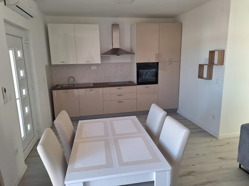 Dining area, kitchen