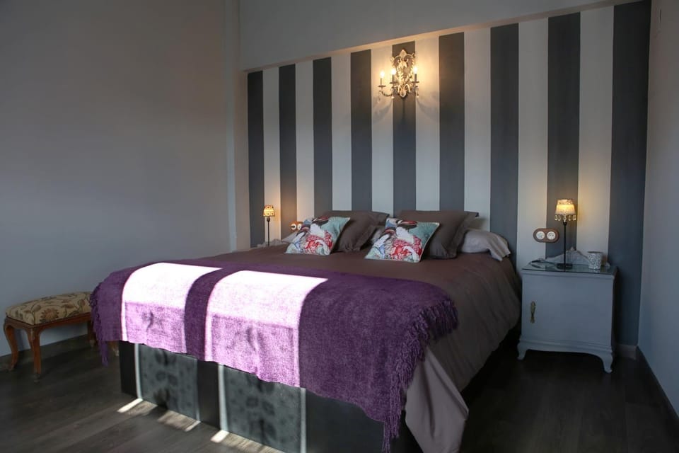 Bed, Photo of the whole room, Decorative detail, Bedroom