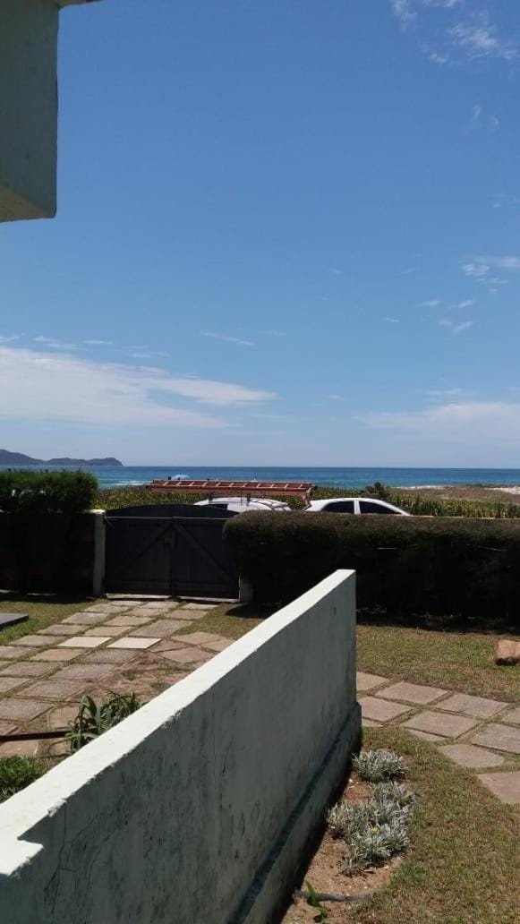 Apto Pé na Areia - Wi-Fi Gratuito - Tranquilidade à beira mar Apartment in Cabo Frio