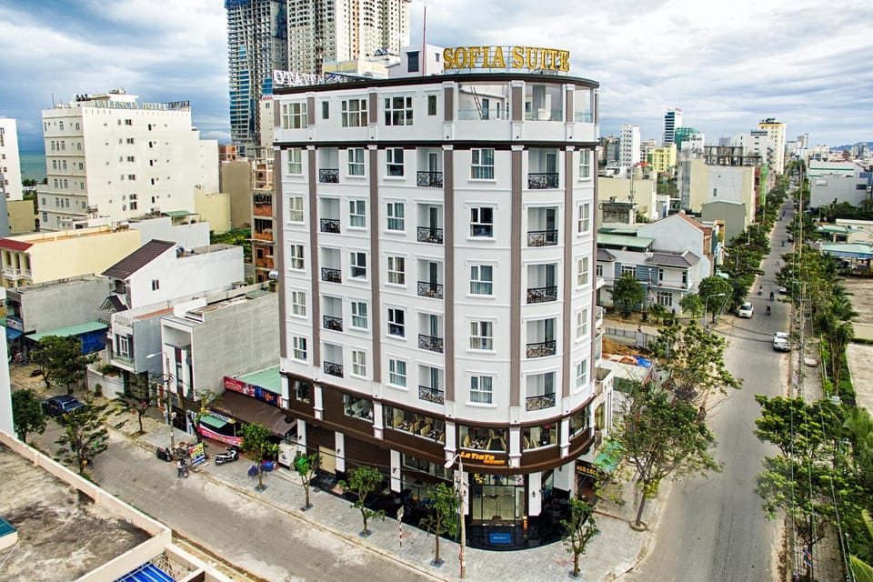 Facade/entrance, Bird's eye view