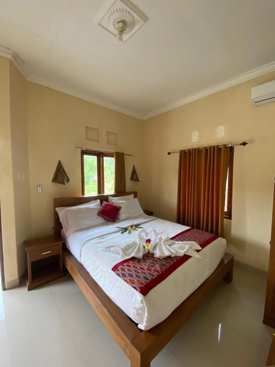 Bed, Photo of the whole room, Bedroom, towels, air conditioner