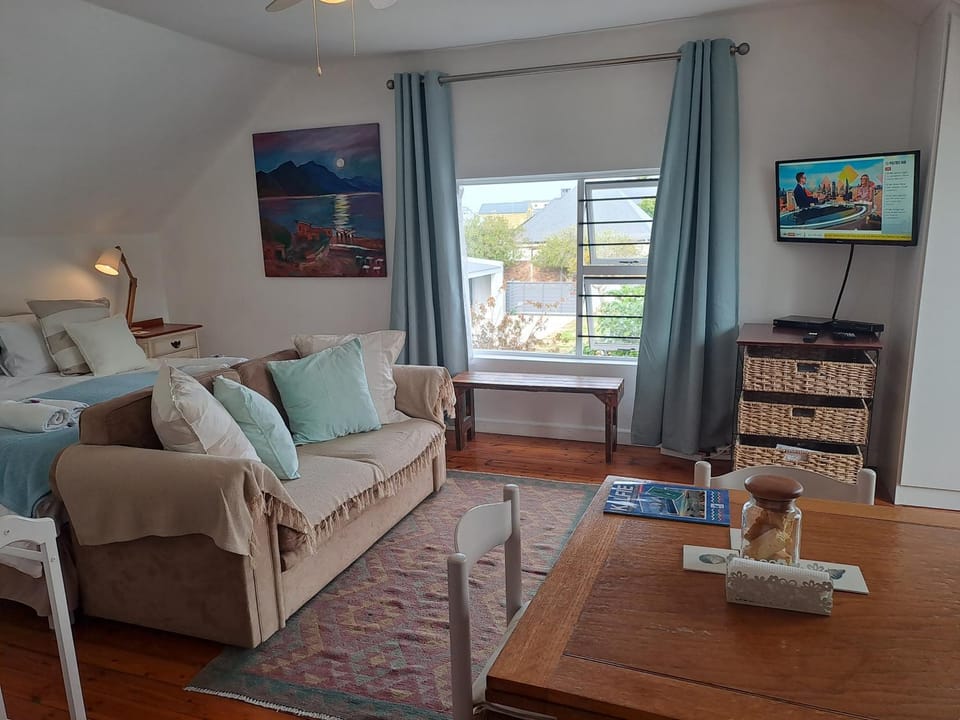 Bed, TV and multimedia, Living room, Photo of the whole room, Seating area, Dining area