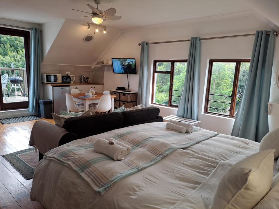 Bed, TV and multimedia, Kitchen or kitchenette, Living room, Photo of the whole room, Seating area, Dining area, Bedroom