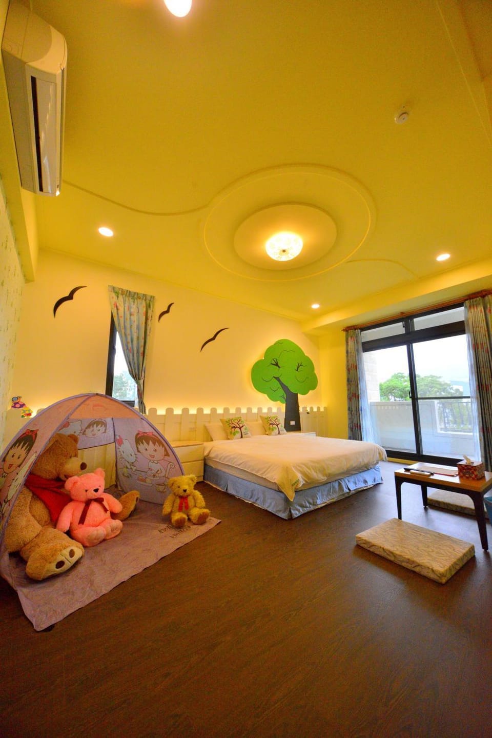 Bed, Living room, Photo of the whole room, Seating area, Bedroom, towels, air conditioner
