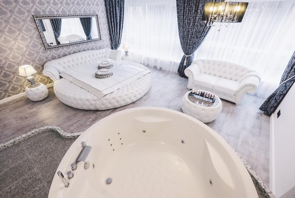 Hot Tub, Seating area, Bedroom