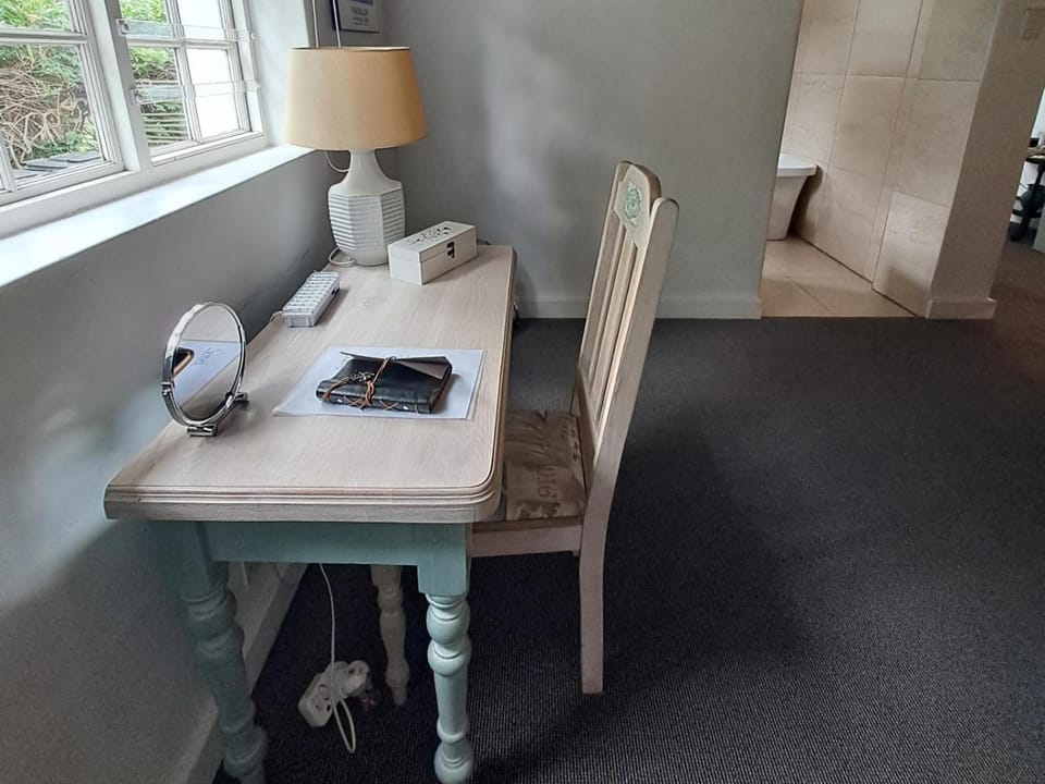 Business facilities, Seating area, Bedroom