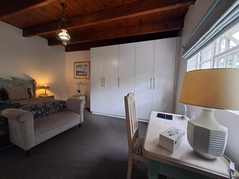 Bed, Photo of the whole room, Seating area, Bedroom