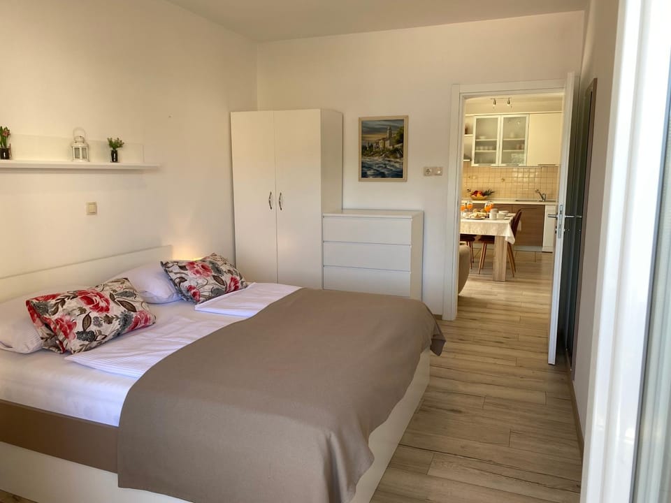 Bed, Dining area, Bedroom