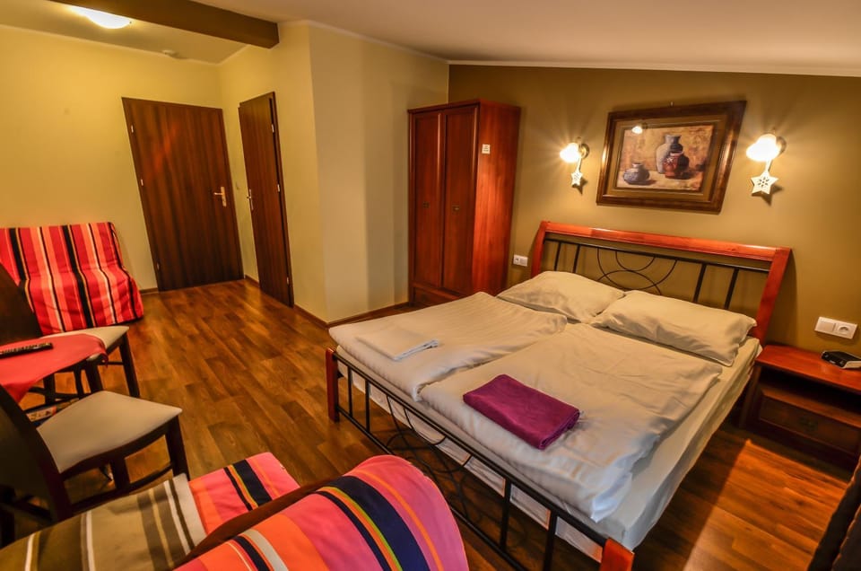 Bed, Photo of the whole room, Decorative detail