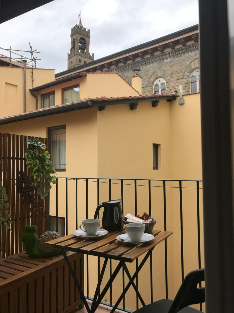 Coffee/tea facilities, View (from property/room), Balcony/Terrace, City view, Quiet street view, Inner courtyard view