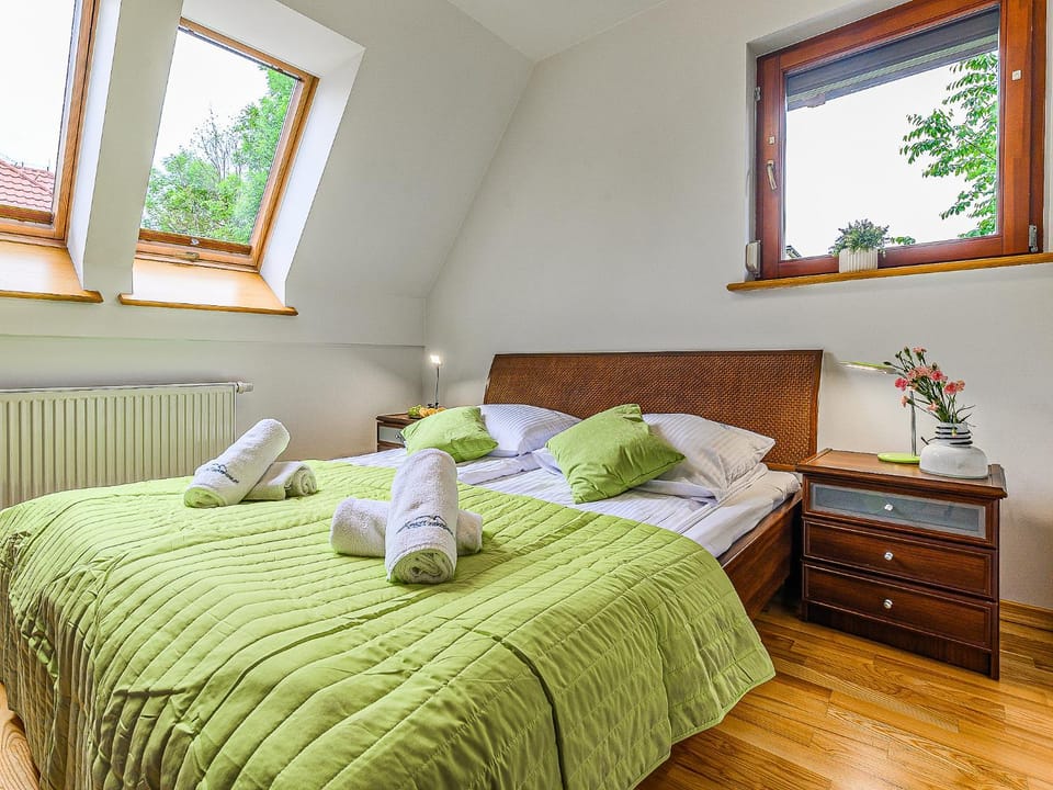 Bed, Photo of the whole room, Bedroom, towels