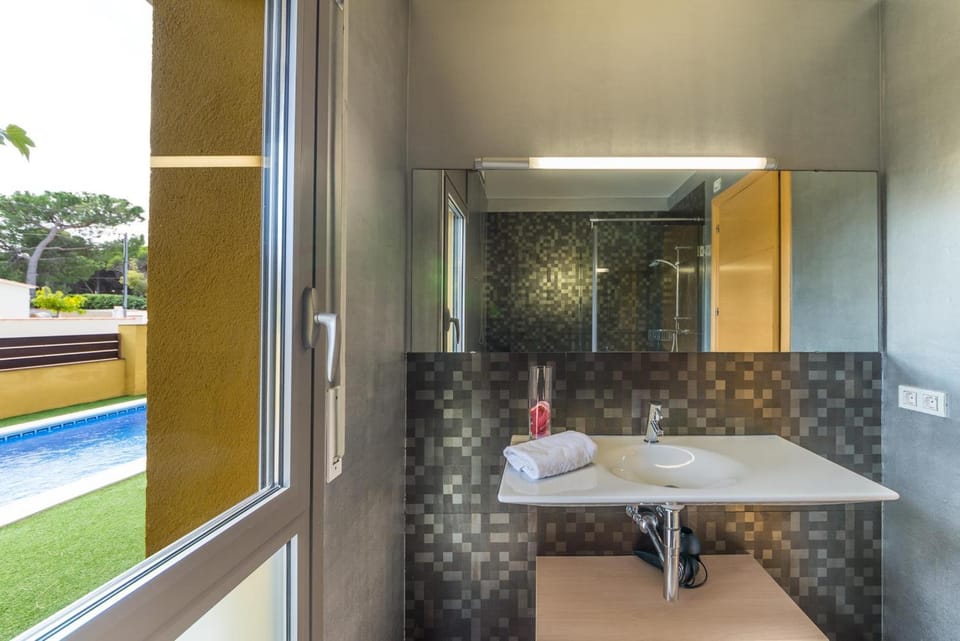 Bathroom, Garden view