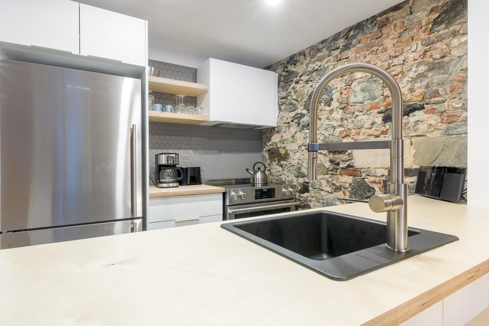 Coffee/tea facilities, Kitchen or kitchenette, oven, stove