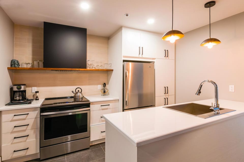 Coffee/tea facilities, Kitchen or kitchenette, oven, stove