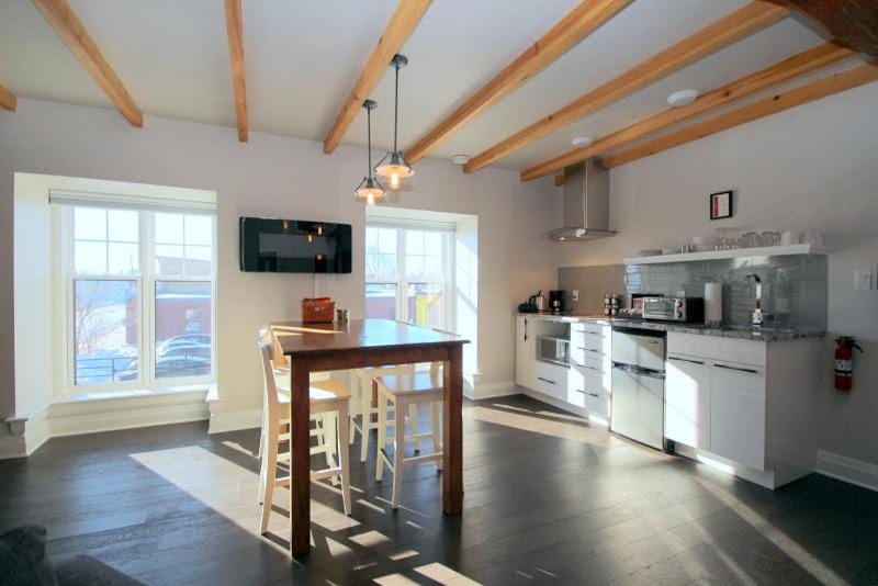 Kitchen or kitchenette, Dining area