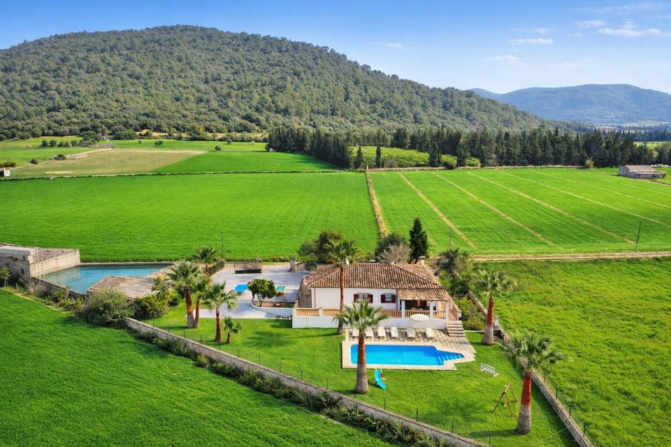 Property building, Nearby landmark, Spring, Day, Natural landscape, Garden, Garden view, Mountain view, Pool view, Swimming pool, sunbed
