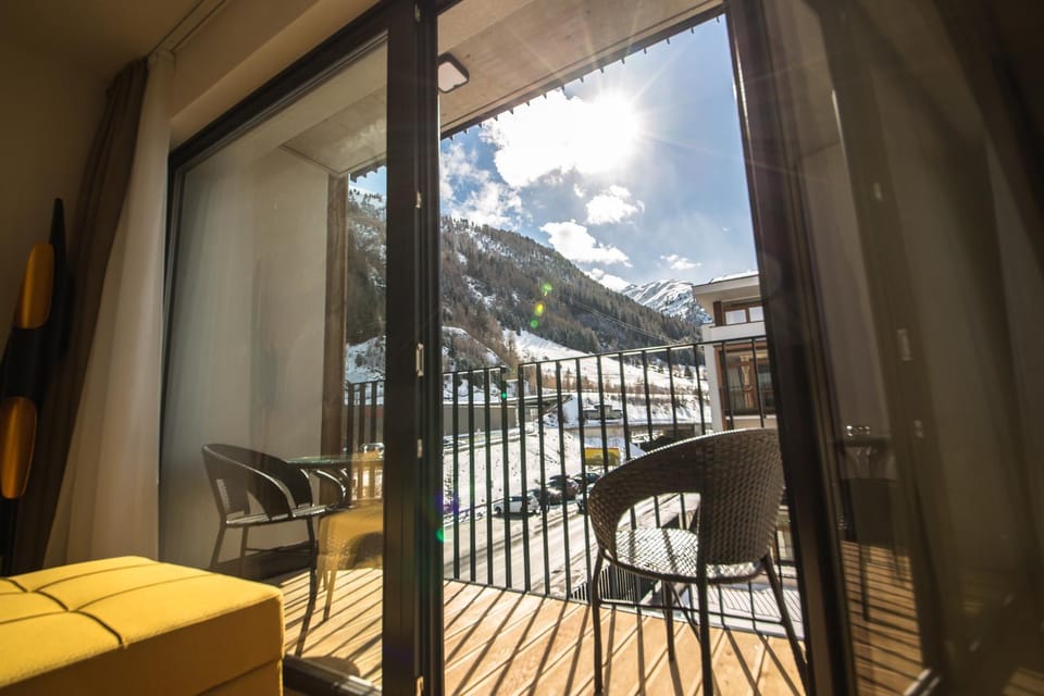 Balcony/Terrace, Mountain view, Street view