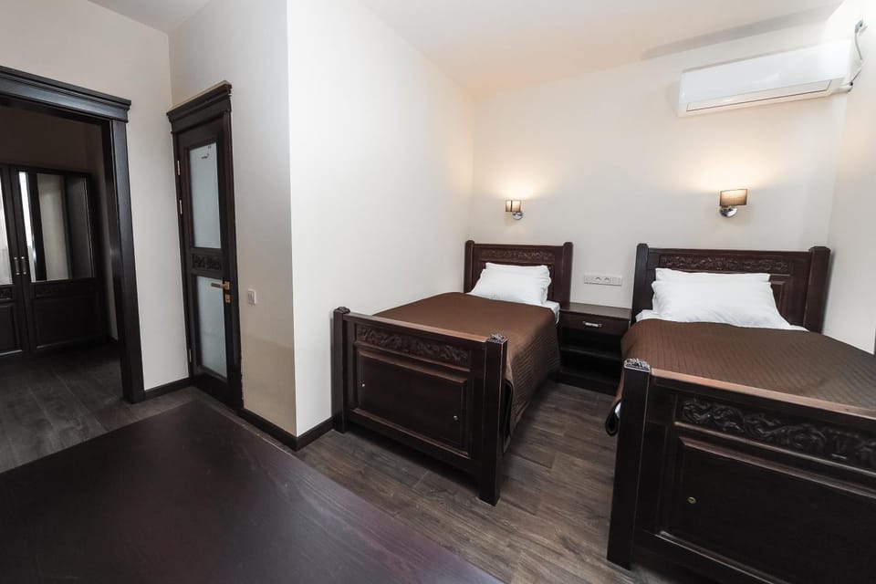 Bed, Photo of the whole room, Bedroom, air conditioner