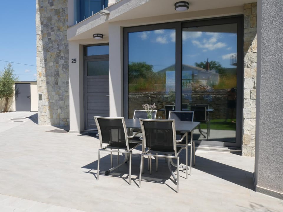Restaurant/places to eat, Balcony/Terrace