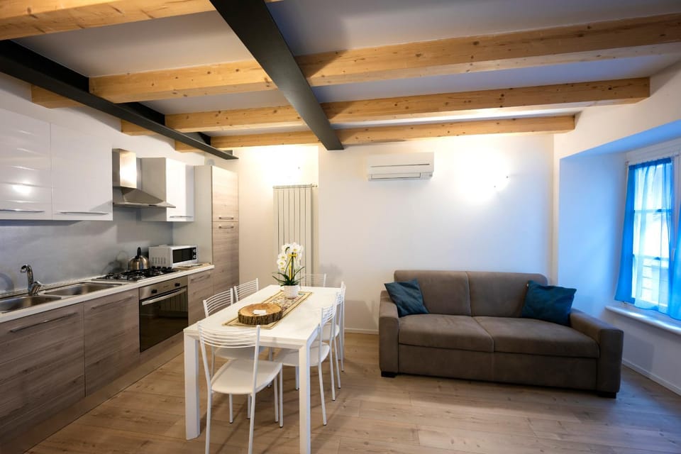 Kitchen or kitchenette, Living room, Seating area, Dining area, Communal kitchen