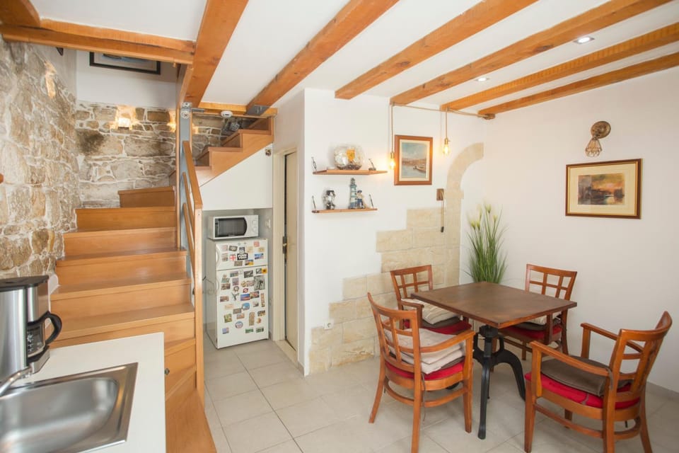 Kitchen or kitchenette, Seating area, Dining area, Communal kitchen