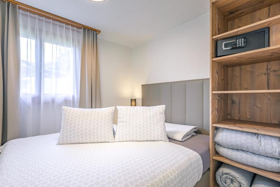 Bed, Decorative detail, Bedroom, wardrobe