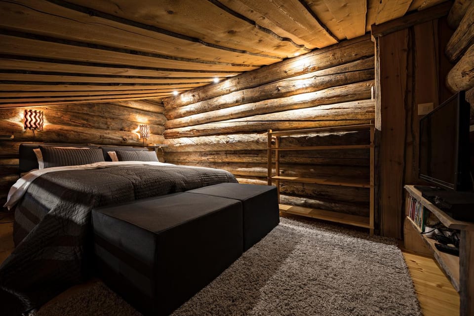 Bed, TV and multimedia, Bedroom