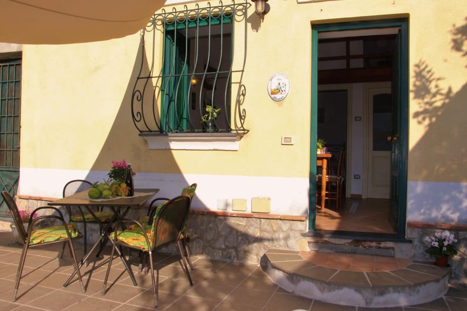 Property building, View (from property/room), Balcony/Terrace, Dining area