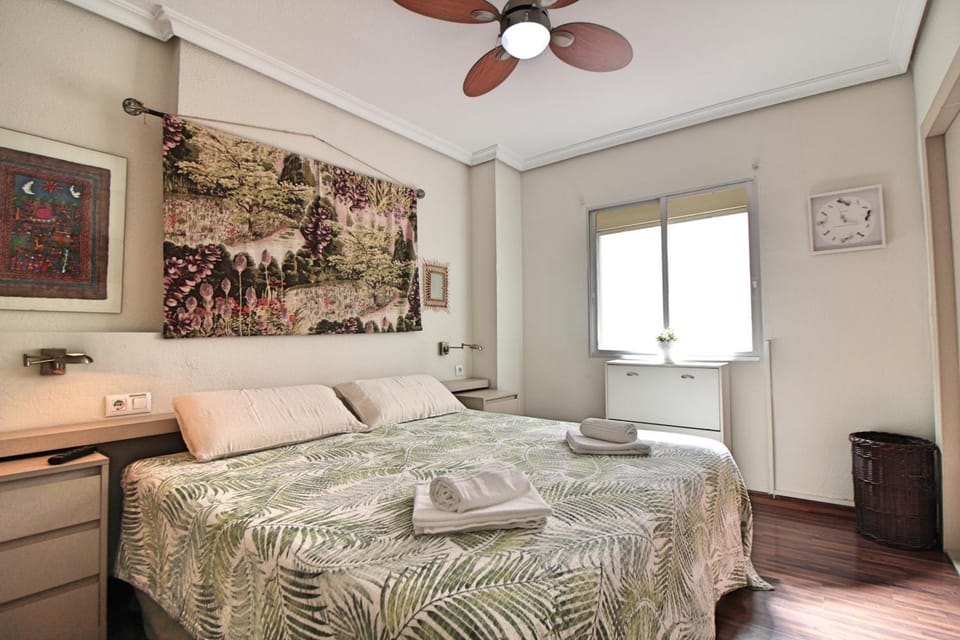 Photo of the whole room, towels